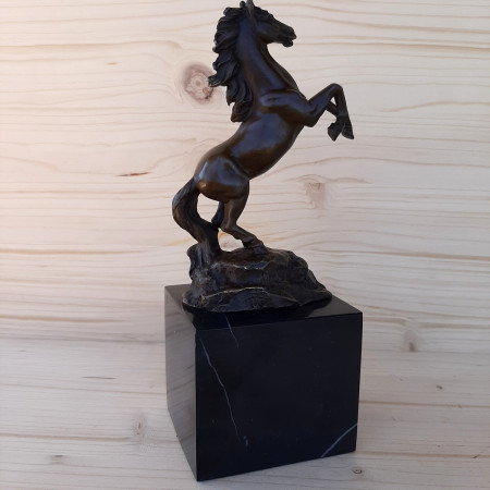 Sculpture en bronze L'étalon cabré