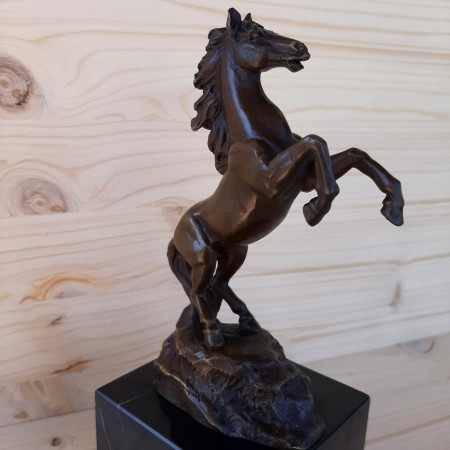 Sculpture en bronze L'étalon cabré
