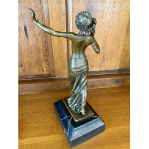 Sculpture en bronze Femme au bras levé 2