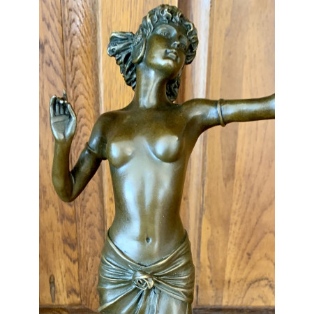 Sculpture en bronze Femme au bras levé