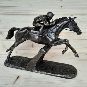 Sculpture Jockey The Hurdler grand format