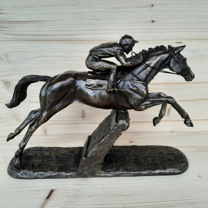 Sculpture Jockey The Hurdler grand format 2