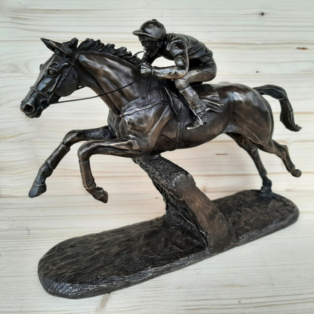Sculpture Jockey The Hurdler grand format