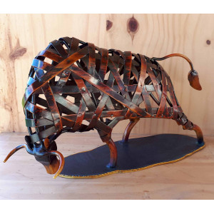 Sculpture taureau en métal rouge 