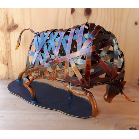 Sculpture taureau en métal rouge 