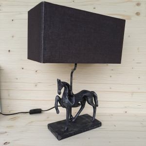 Lampe abat jour noir avec cheval en résine 2
