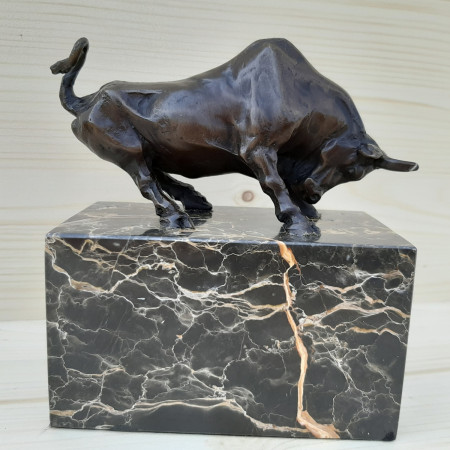 Petite sculpture taureau en bronze